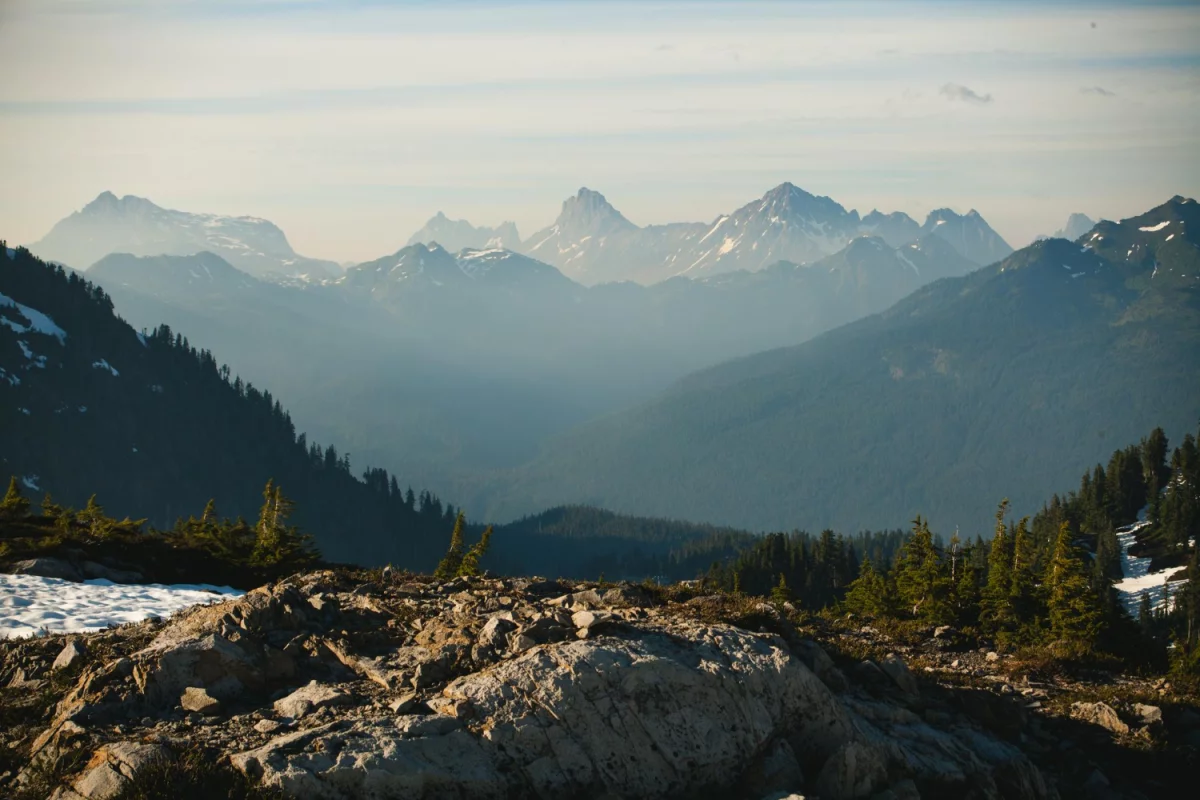 Domki nad Bałtykiem dla rodzin: TOP lokalizacji z plażą „na piechotę”, placem zabaw i parkingiem — jak wybrać najlepszy wariant na sezon 2026?
